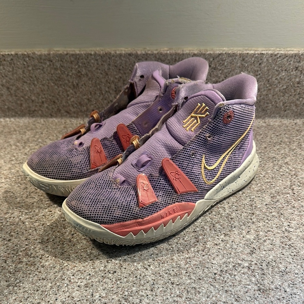 Youth Nike Kyrie 7 Daughters, Size 5Y *NO LACES*